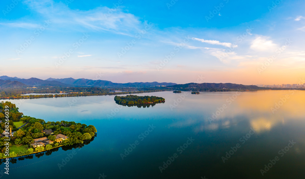 日出时杭州美丽的西湖和城市天际线。鸟瞰图。