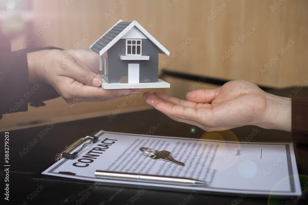 The real estate agent delivers the house to the customer after the contract has been concluded.