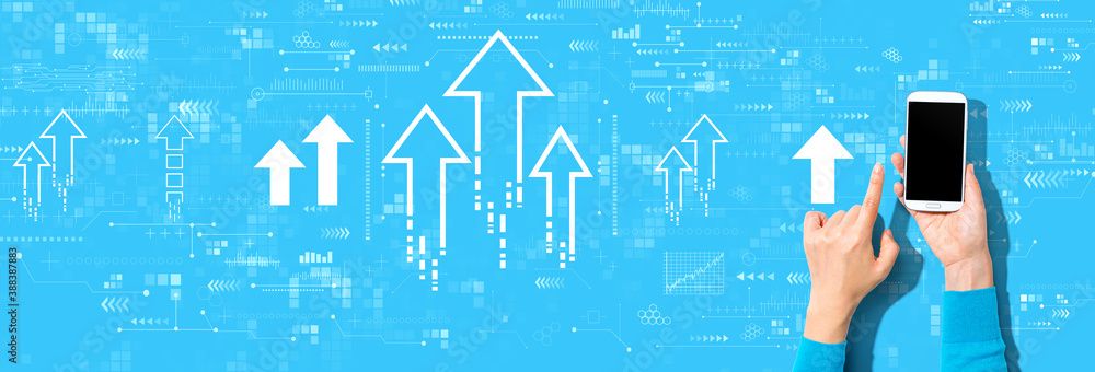 蓝色背景下使用智能手机的人的上升箭头主题