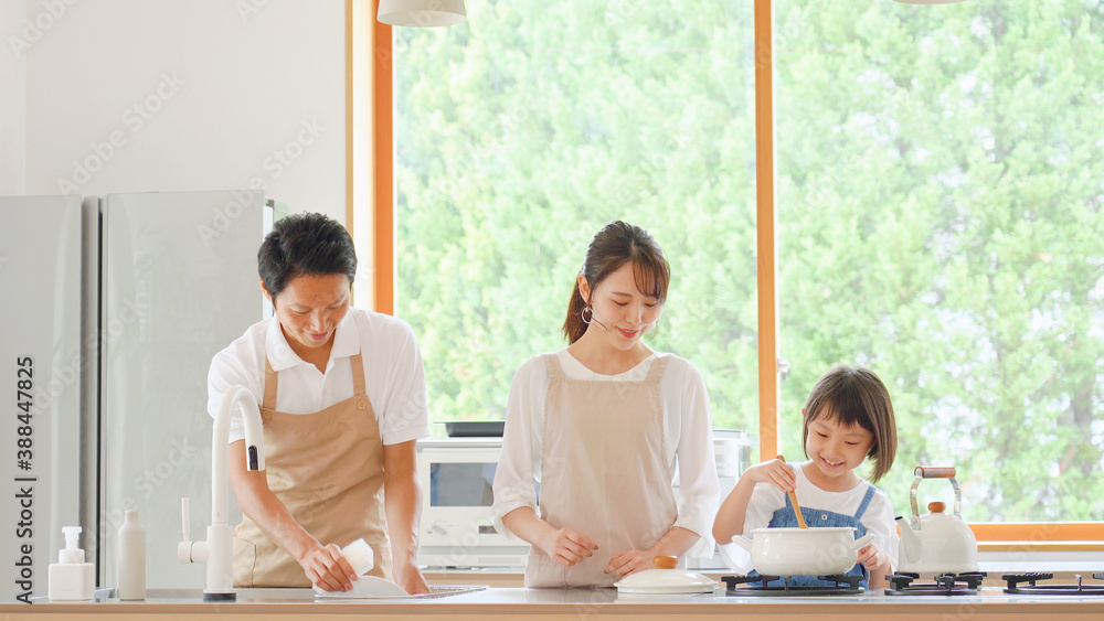 料理する家族