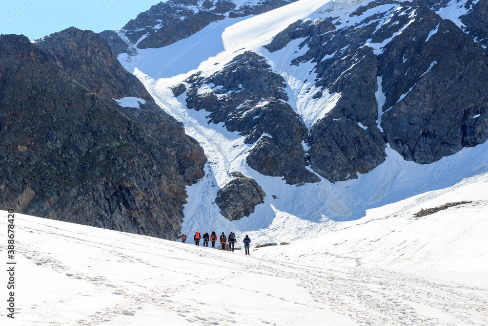 在Taschachferner冰川上用冰爪进行绳索登山，并用blu拍摄高山雪全景