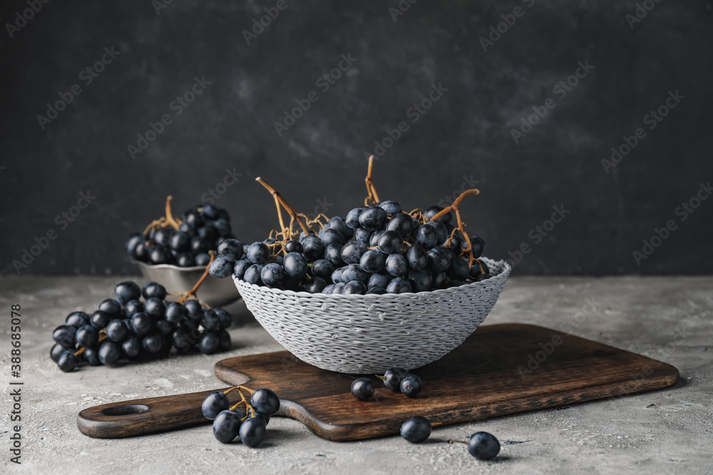 Bowl with sweet ripe grapes on table