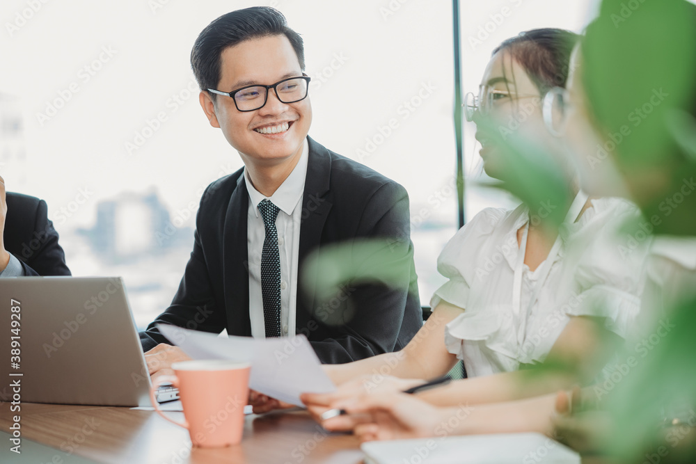 销售团队负责人介绍下个月的商业计划