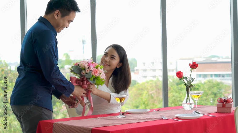 浪漫的情侣在餐厅给爱人送礼物。幸福的情侣生活方式。