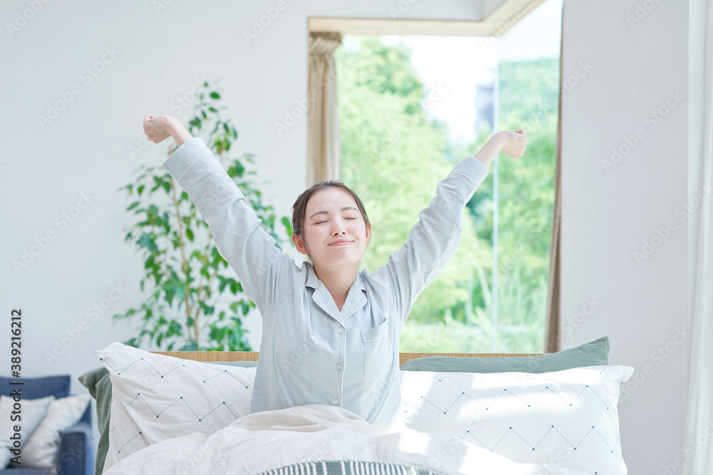 起床する女性