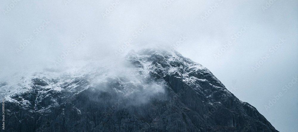 雾天雪山