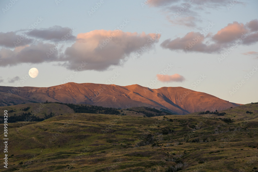 lever de lune sur des montagnes en Patagonie pendant le coucher de soleil 