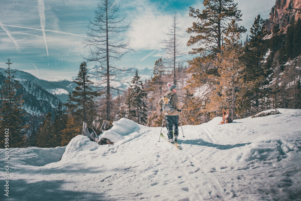 山区滑雪场的越野滑雪运动员