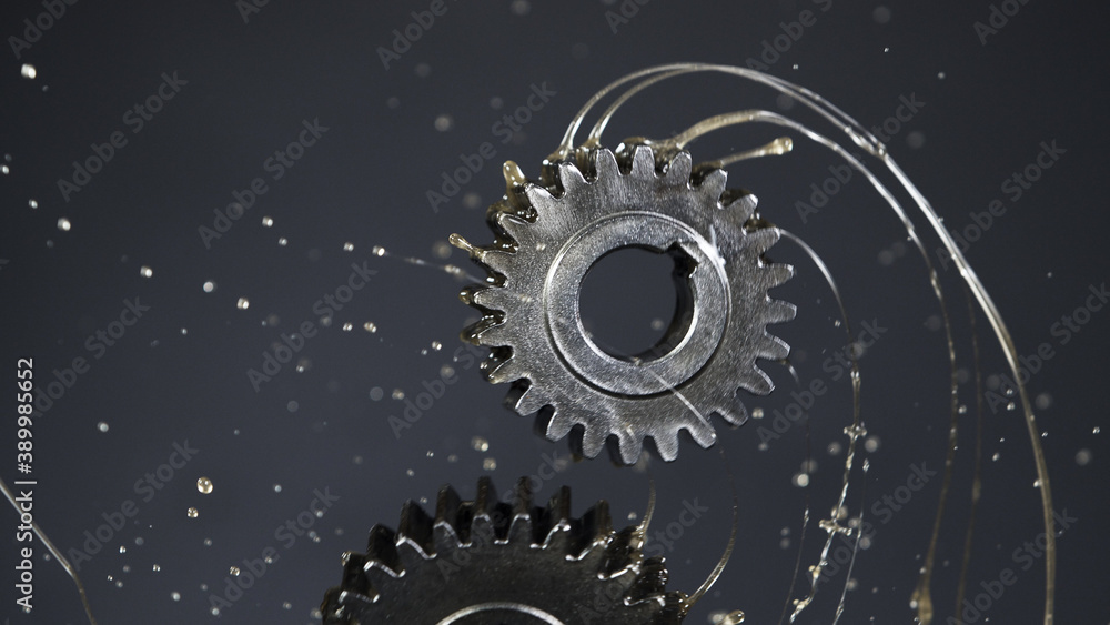 Tooth gear wheels with oil splash