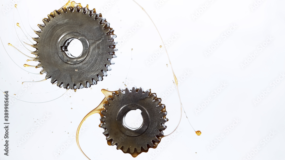 Tooth gear wheels with oil splash