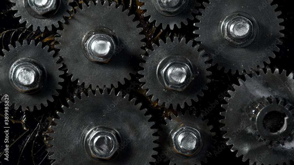 Tooth gear wheel with oil splashes