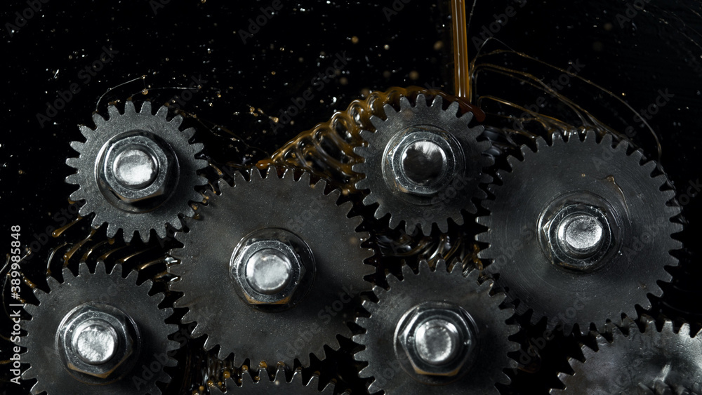 Tooth gear wheel with oil splashes