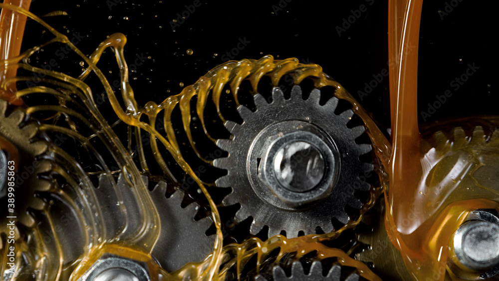 Tooth gear wheel with oil splashes