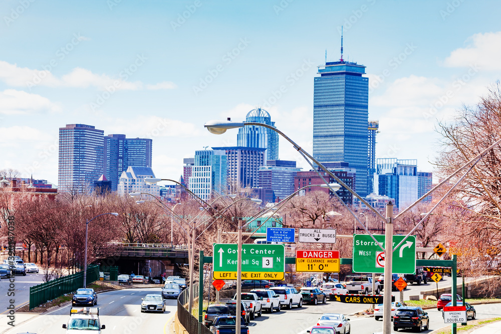 Storrow Drive Boston，汽车和交通遍布美国马萨诸塞州市中心