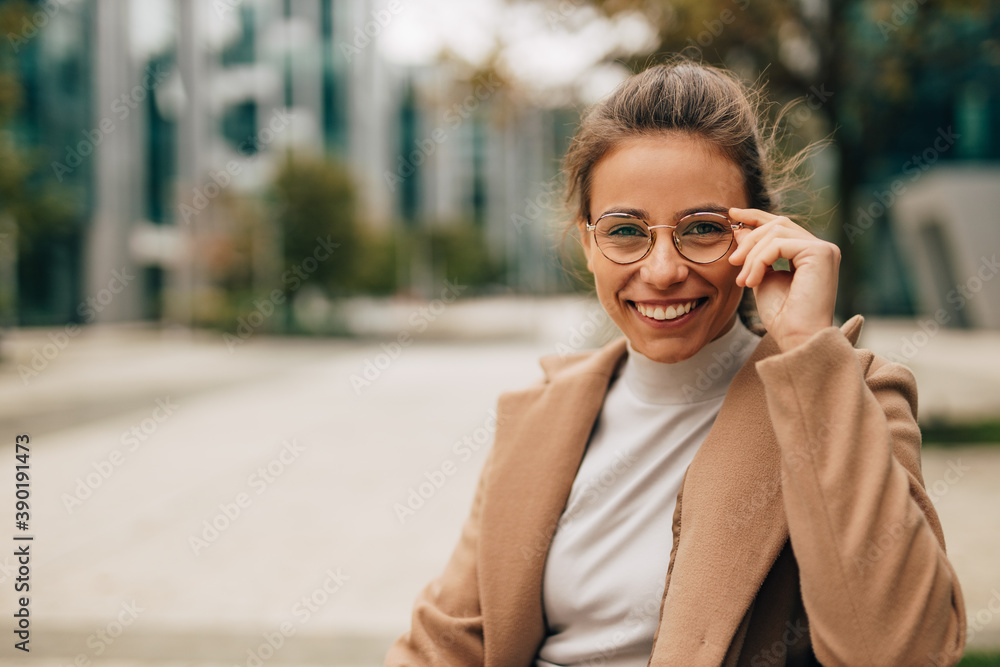 坐在市中心的年轻女士。