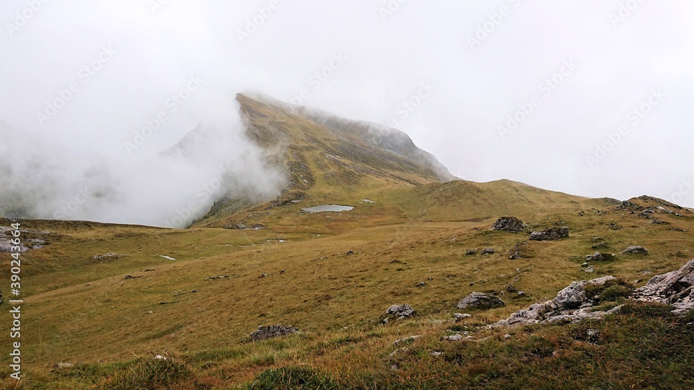 浓雾中意大利白云岩阿尔卑斯山的秋天景观