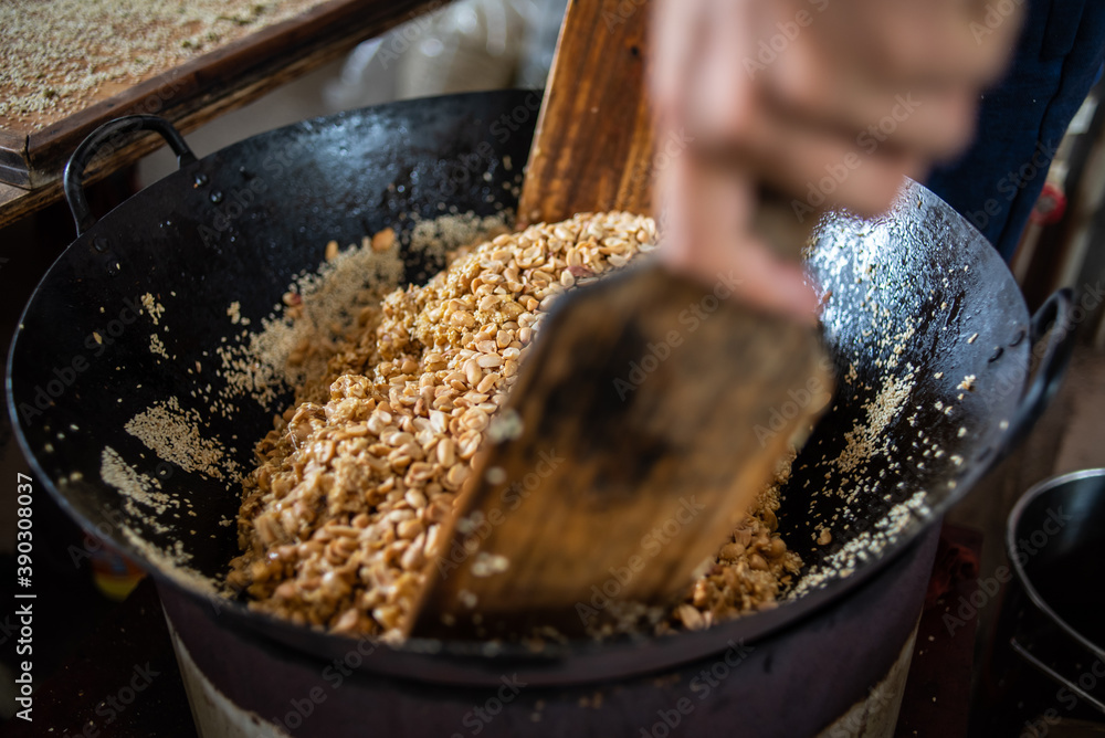 Process of making peanut candy in traditional Chinese pastries