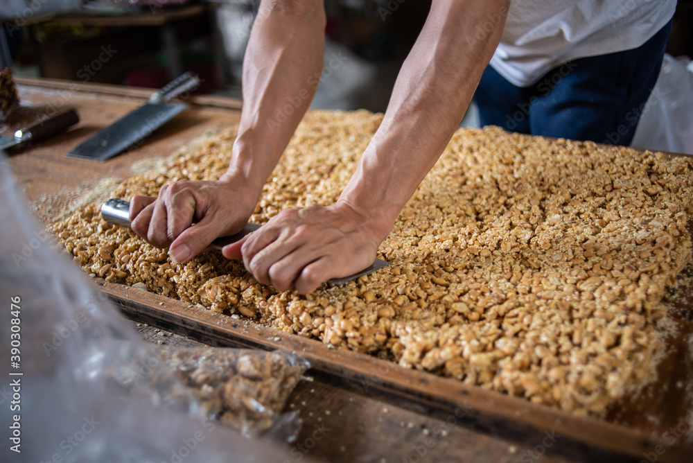 Process of making peanut candy in traditional Chinese pastries