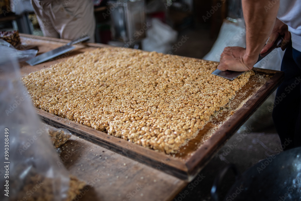 Process of making peanut candy in traditional Chinese pastries