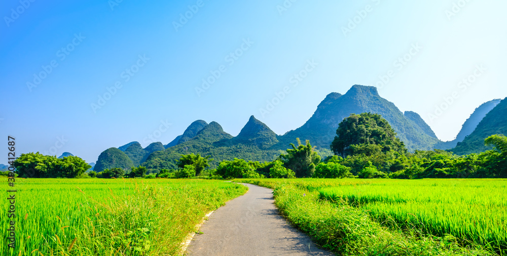 中国桂林山清水秀，自然风光秀丽。