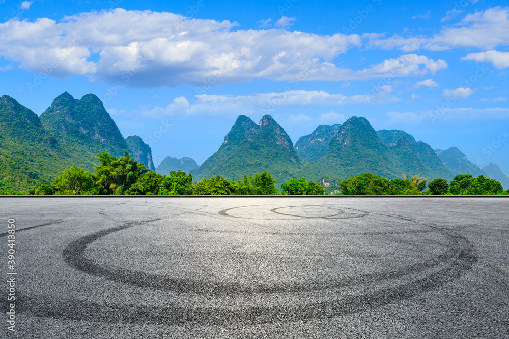 中国桂林的赛道公路和青山自然风光。