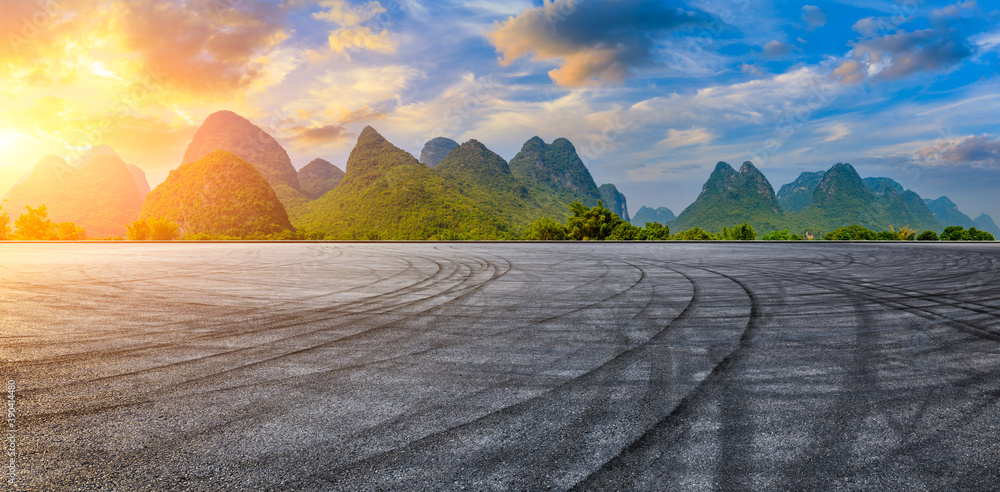 中国桂林日出时的赛道公路和青山自然风光。