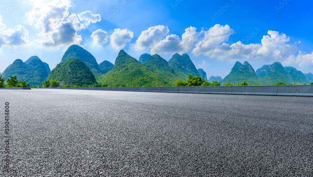 中国桂林空旷的柏油公路和青山自然风光。