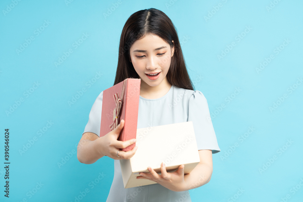 portrait of asian woman holding gift box
