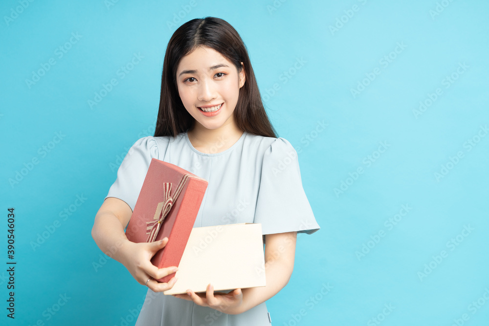 portrait of asian woman holding gift box
