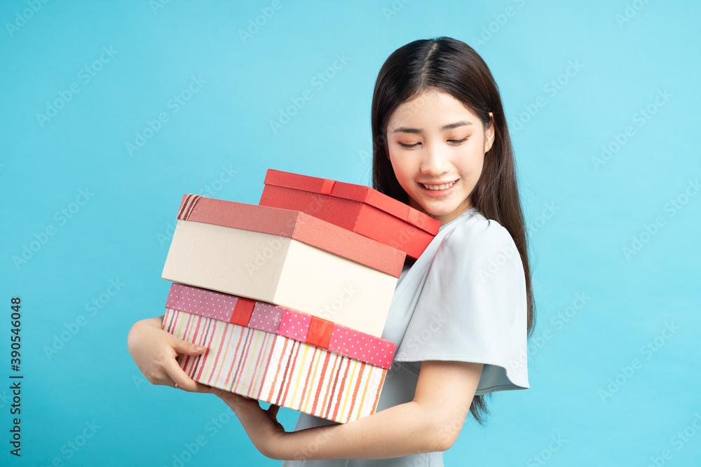 portrait of asian woman holding gift box
