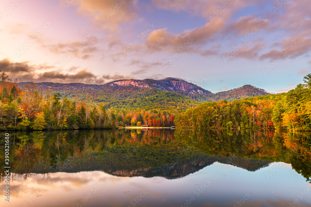 Pinnacle Mountain，Pickens，SC湖景，秋日黄昏。