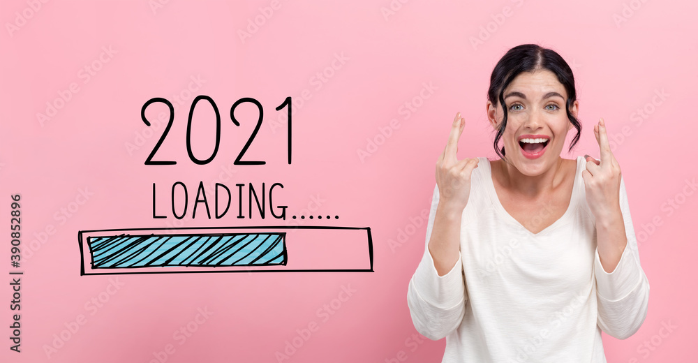 加载新年2021，幸福的年轻女子祝好运