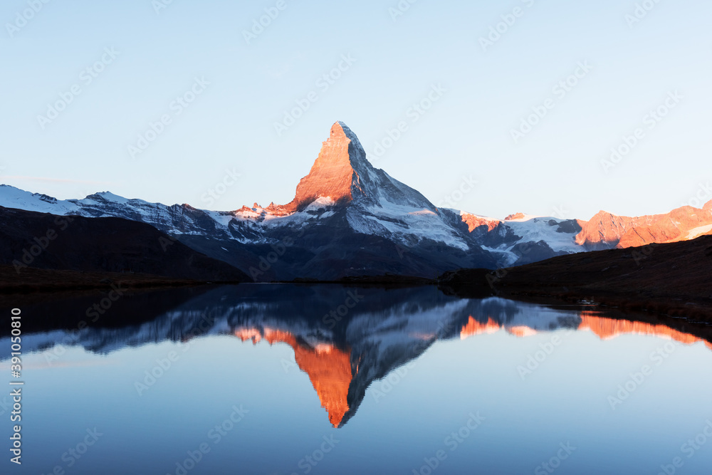 Stellise湖上风景如画，日出色彩缤纷。雪峰马特宏峰Cervino带re