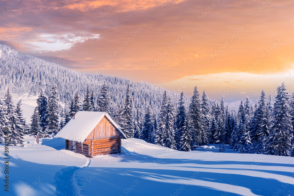 雪山木屋的奇妙冬季景观。圣诞假期概念。喀尔巴阡山