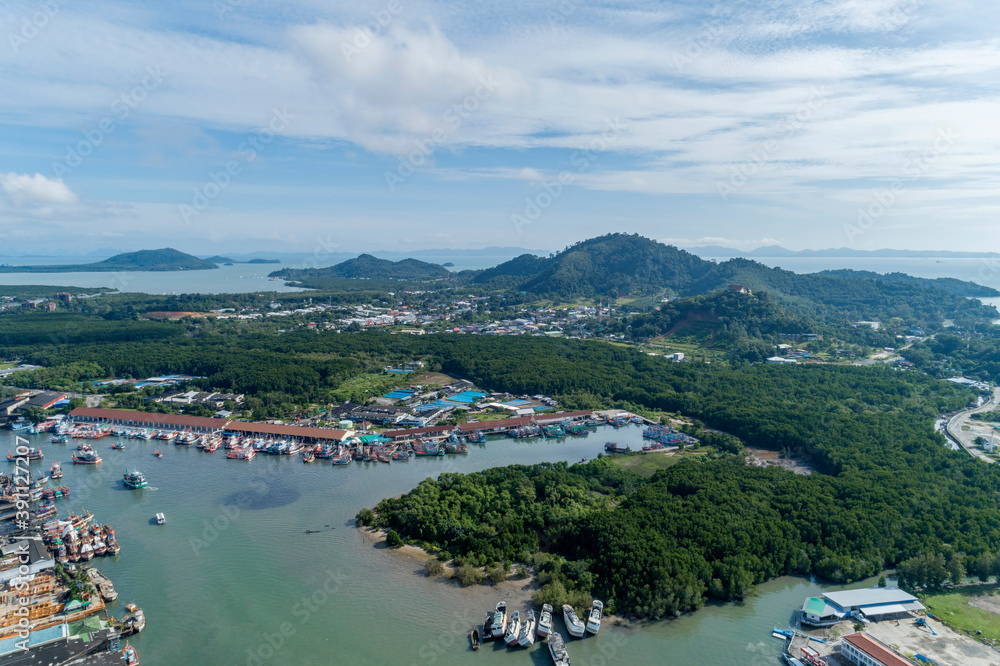 普吉岛的鸟瞰图渔港是最大的渔港，位于普吉岛koh siray岛