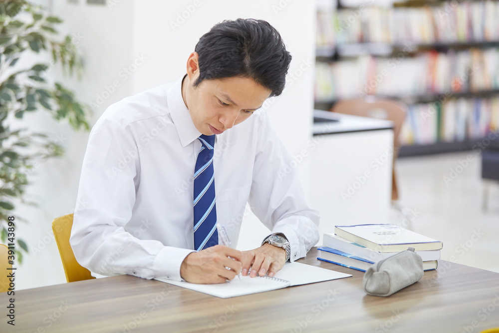 図書館で勉強するビジネスマン