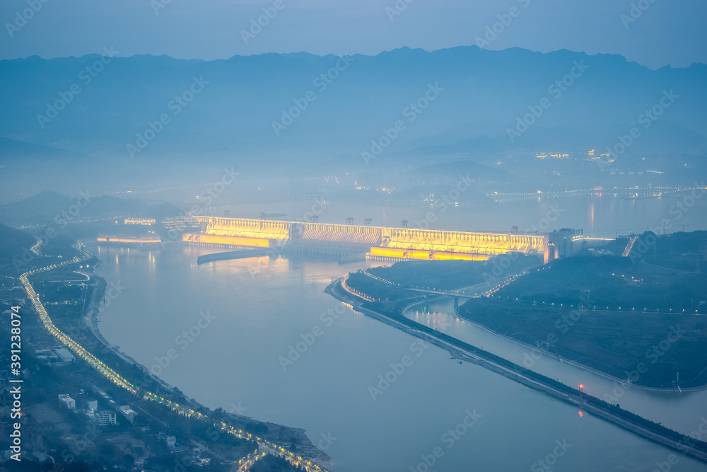 夜幕降临的三峡大坝