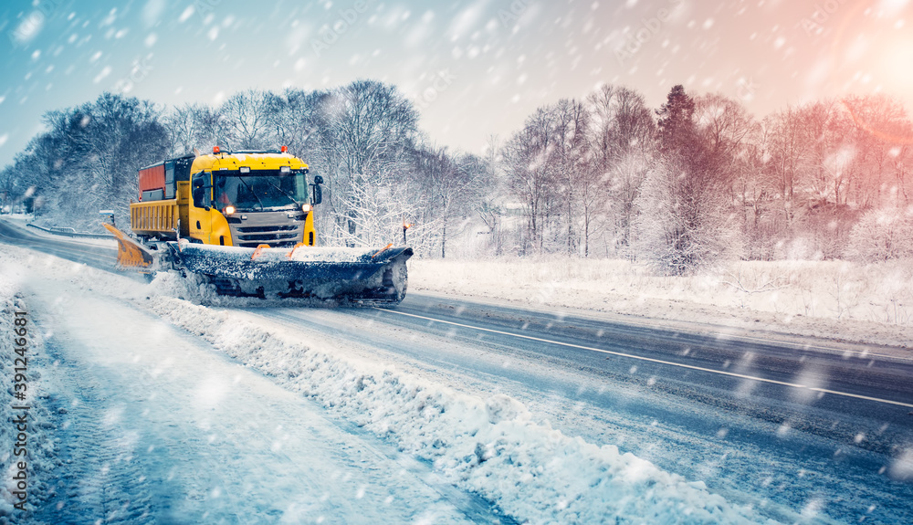 雪犁卡车在暴风雪中清扫雪路