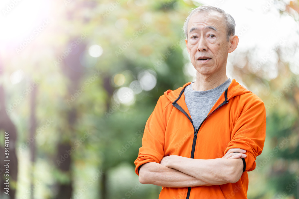 公園でリラックスするシニア男性