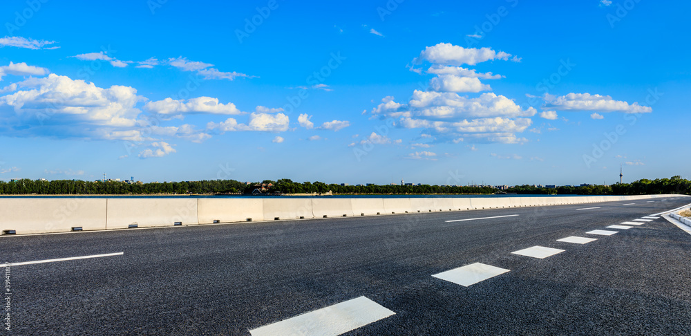 北京新的柏油路和城市天际线自然景观。