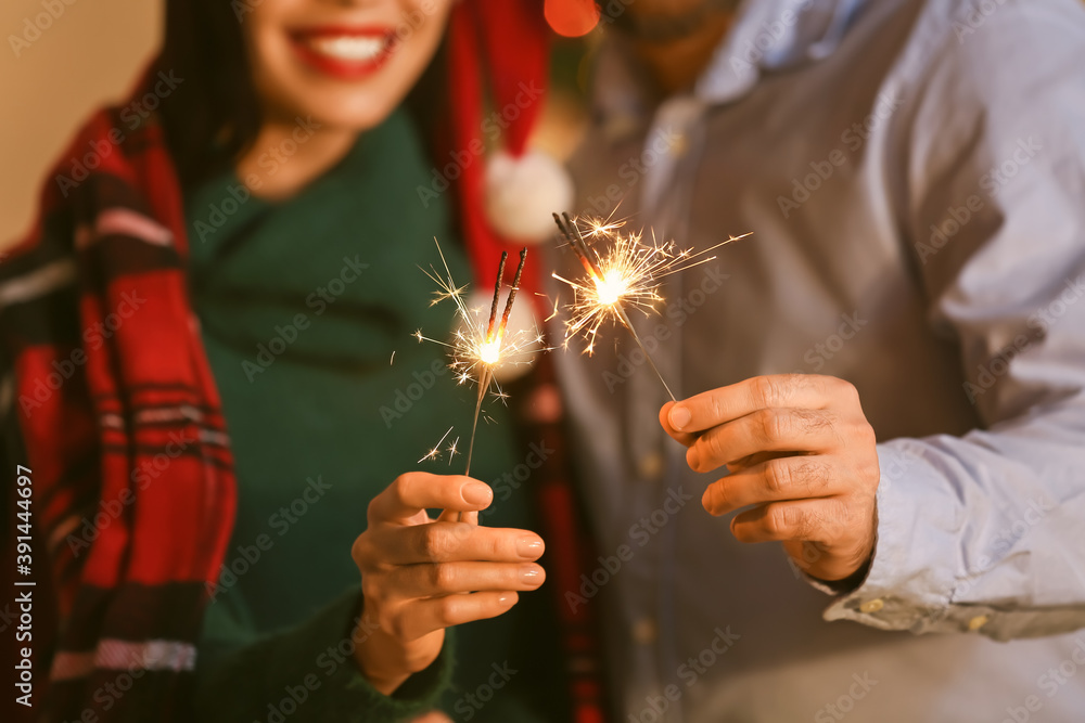 一对年轻夫妇在家庆祝圣诞节，特写镜头