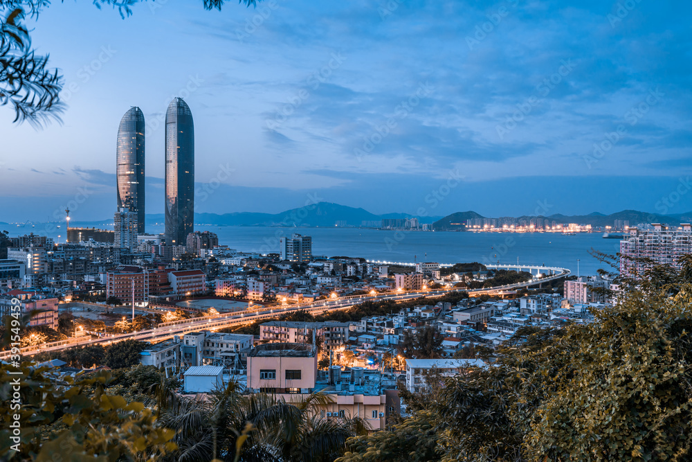 中国福建厦门双子塔和高架桥的高角度夜景