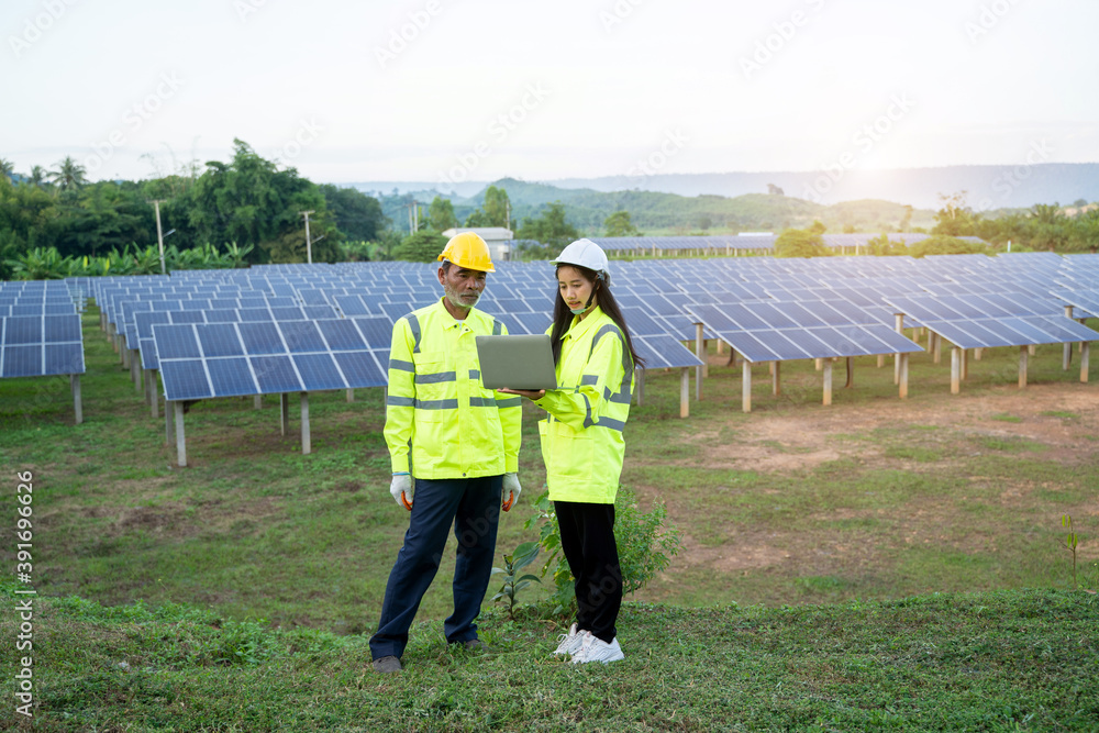 工程师检查太阳能发电厂太阳能电池板的热量和工作情况，光伏电池Pa