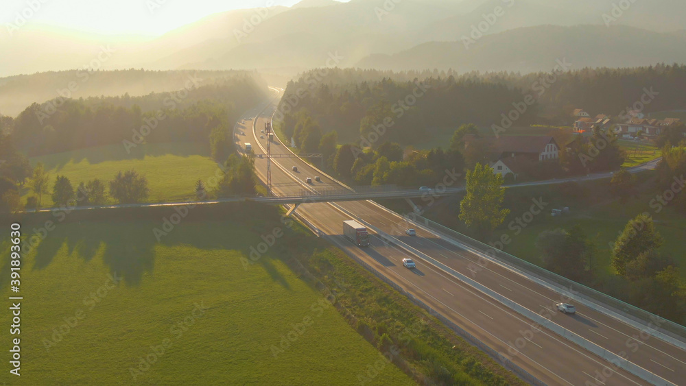 DRONE：日出照亮了在乡村高速公路上来回行驶的通勤者。