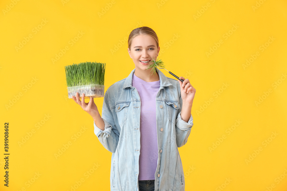 彩色背景麦草的年轻女子