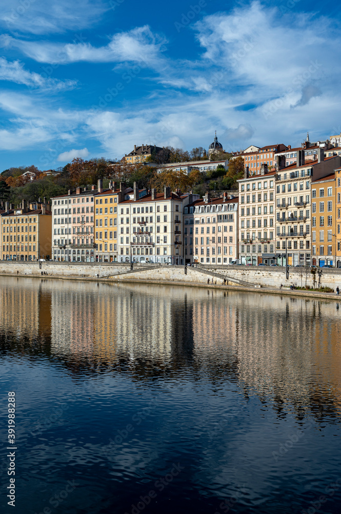 Berges de la Saône à Lyon à lautomne en France