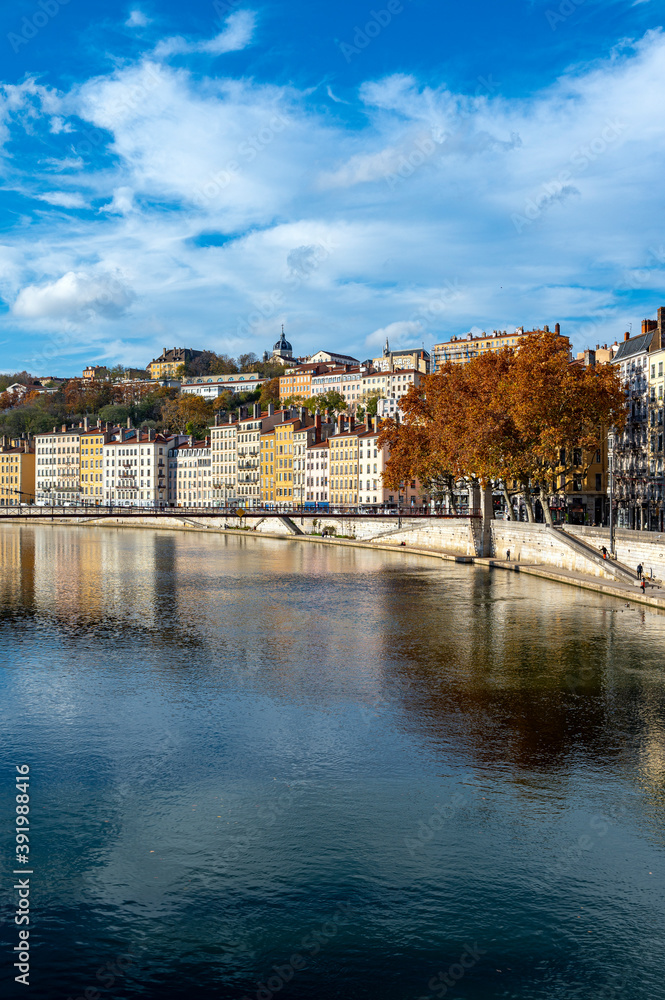 Berges de la Saône à Lyon à lautomne en France