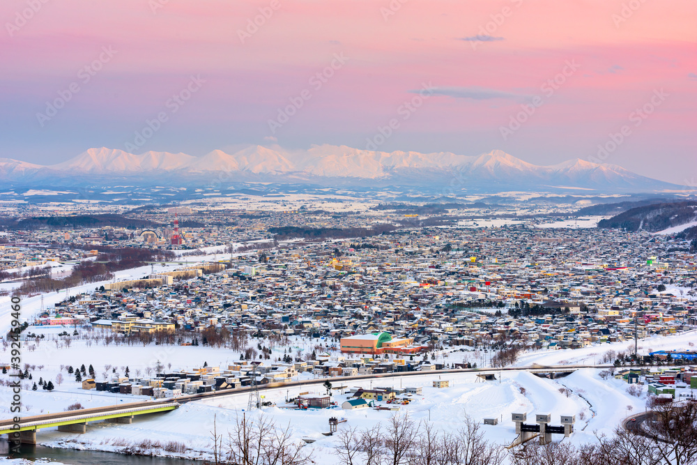 日本旭川，北海道的黄昏冬季城市景观