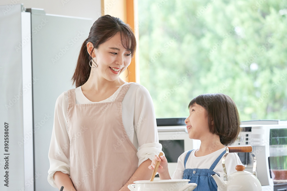 料理する母娘