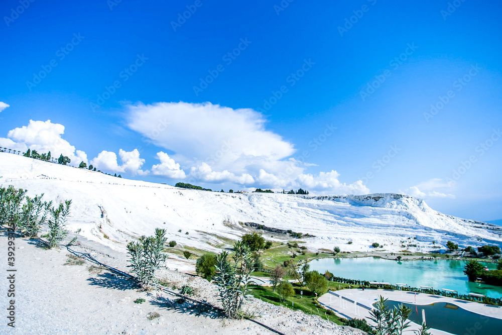 白色石灰华山丘和湖景